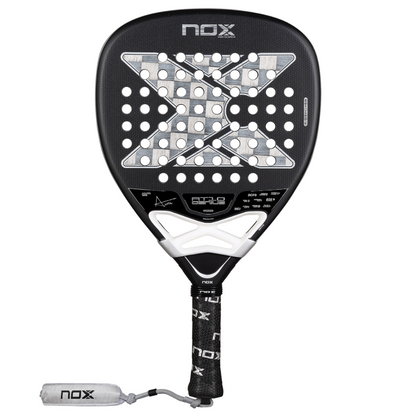 Pala de Padel Nox AT10 Genius Attack 18K Alum + Tarro de pelotas +Overgrip + Protector
