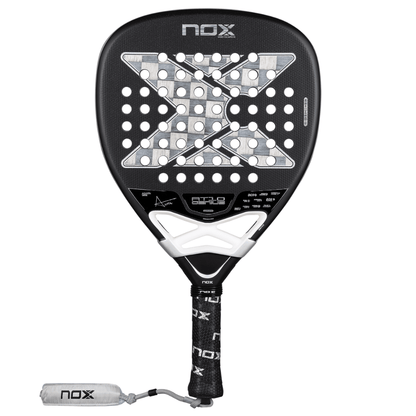 Pala de Padel Nox AT10 Genius Attack 18K Alum 2026 + Tarro de pelotas +Overgrip + Protector - Sur SportsPalas