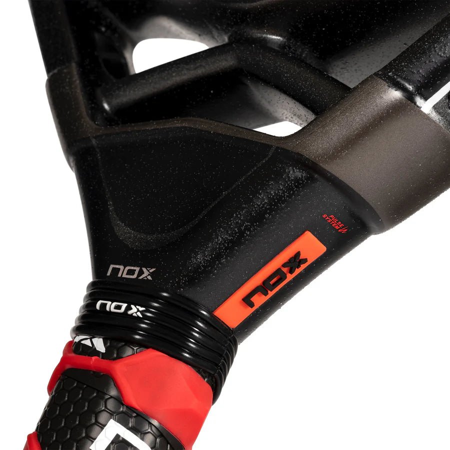 Pala Padel Nox AT10 Genius 12K By Agustin Tapia (360 - 375gr) 2024 Tarro de Pelotas+Overgrip+Funda - Sur SportsPalas